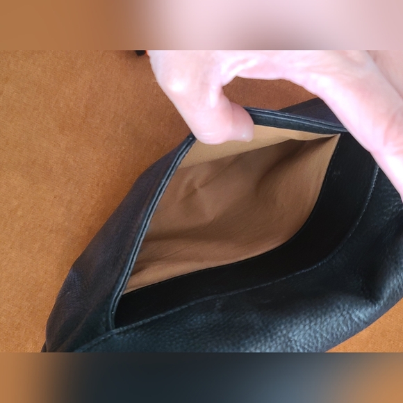 Hobo Fern Messenger Black Leather Crossbody Bag - Picture 8 of 16